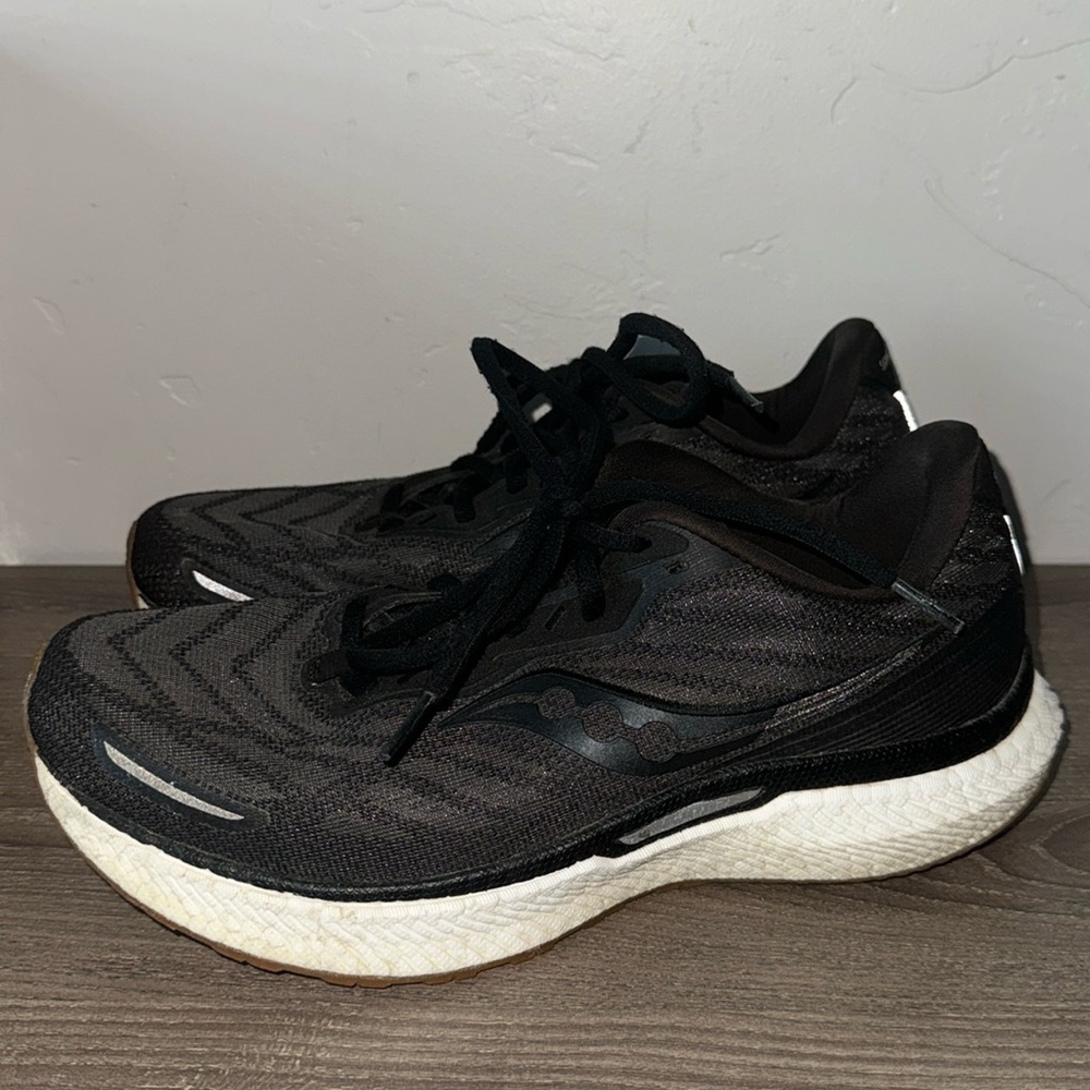 Saucony Womens Triumph 19 Running Shoes Womens 10 Black white Sneakers S10678-12